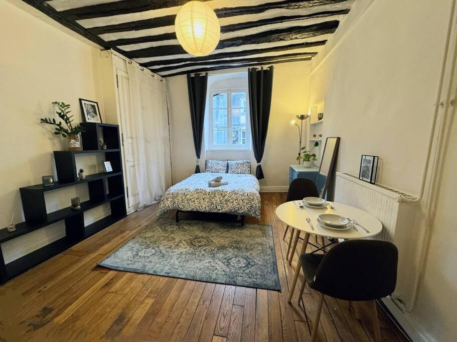 Parisien Pres Du Louvre Paris, France Apartment *